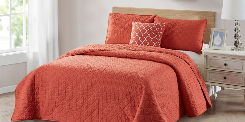 Bibb Home 4-Piece Quilt Set with Embroidered Pillow (Coral)