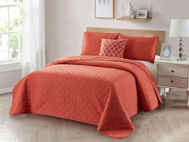 Bibb Home 4-Piece Quilt Set with Embroidered Pillow (Coral/King)