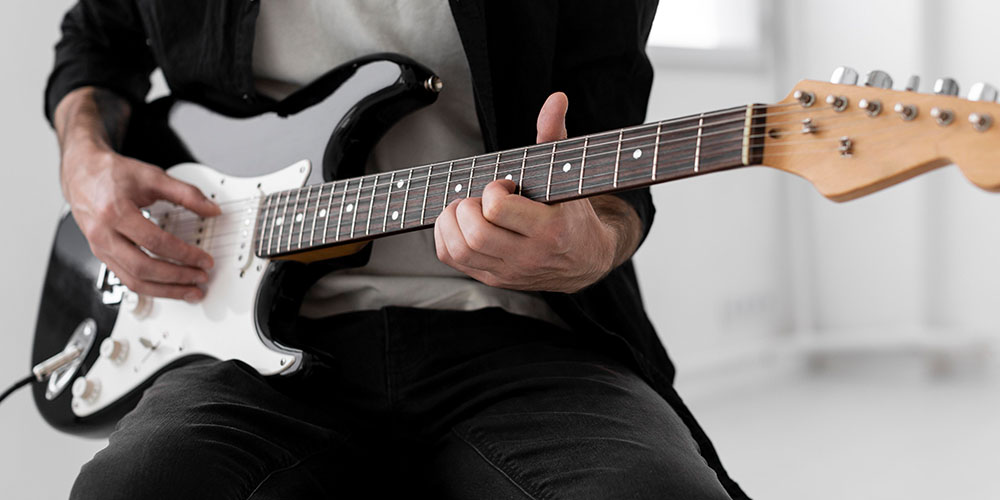 Electric Guitar Mastery: From Beginner to Pro in 31 Action-Packed Lessons